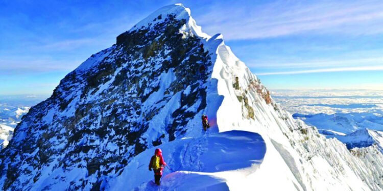 सगरमाथामा हिमपहिरोमा परी तीन जना बेपत्ता, सिम्रिक एयरको हेलिकप्टरबाट खोजी हुँदै