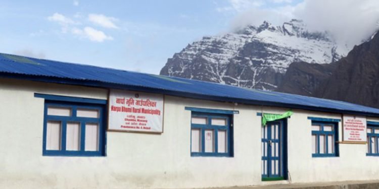 नार्पाभूमिले बिरामी बोक्न हेलिकप्टरको भाडा बेहोर्दै