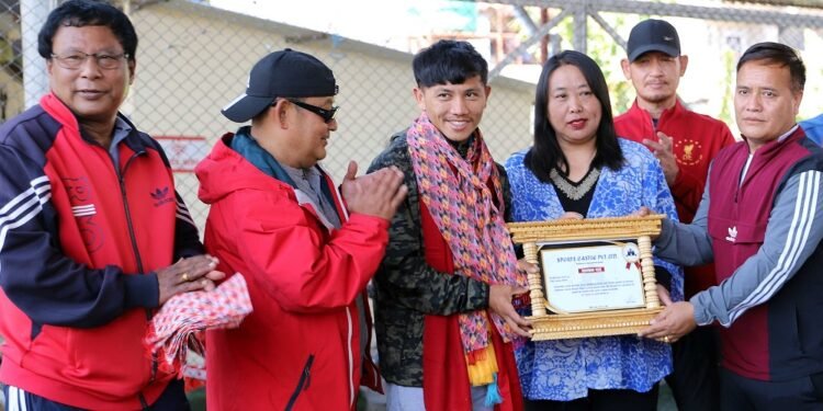 राष्ट्रिय फुटबल खेलाडी श्रेष्ठलाई सम्मान