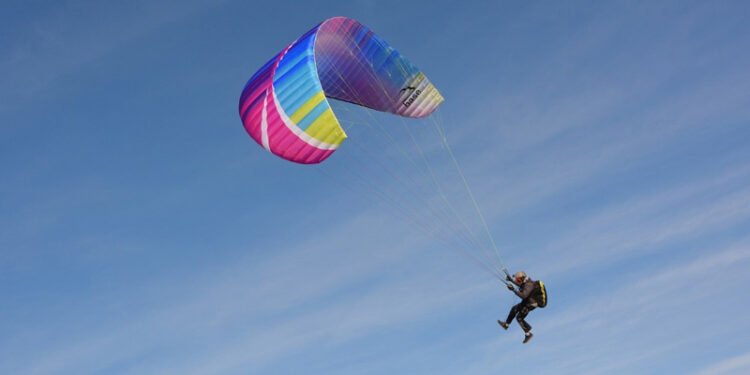 ढोरपाटनमा प्याराग्लाइडिङको परीक्षण उडान