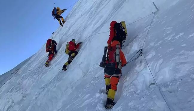 कतारी राजकुमारी थानीद्वारा अन्नपूर्ण आरोहण