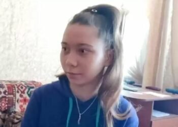 युक्रेन युद्धबारे विश्वको ध्यान खिच्ने तस्वीर कोरेकी रूसी बालिका ‘आमाको जिम्मामा’