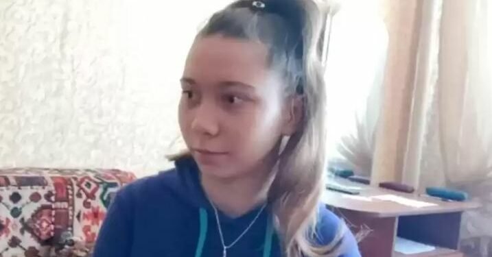 युक्रेन युद्धबारे विश्वको ध्यान खिच्ने तस्वीर कोरेकी रूसी बालिका ‘आमाको जिम्मामा’