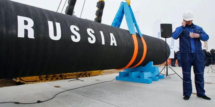 रुसले युरोपमा तेलको आपूर्ती कटौती गर्नेः एसियामा बढाउने तयारी