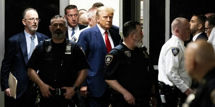 अमेरिकाका पूर्व राष्ट्रपति डोनाल्ड ट्रम्प पक्राउ