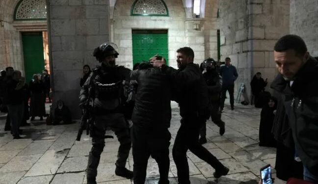 प्यालेस्टिनी मस्जिदमा इजरायली प्रहरीले छापा मारेपछि जेरुसेलम तनावग्रस्त