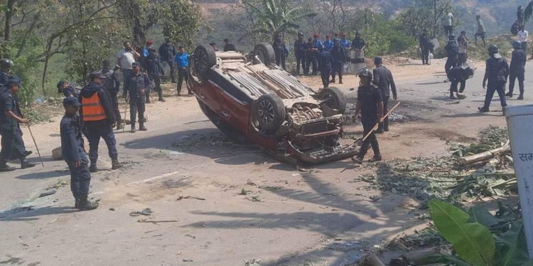 धादिङमा होटलमा गएका ग्राहकको हत्या, स्थानीयले जलाए सञ्चालकको गाडी