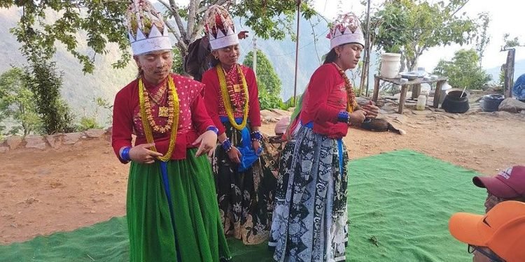 लोपोन्मुख हुँदै घाटु नाच