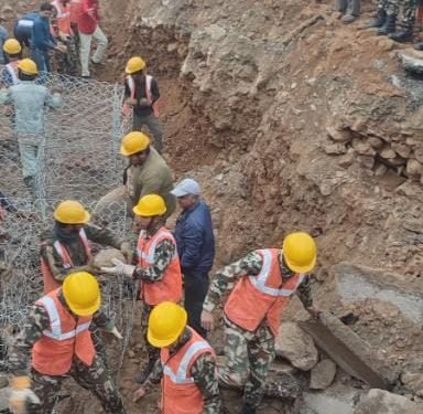 अवरुद्ध सडक खुलाउन सेना सक्रिय