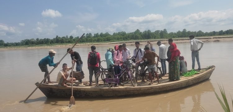 राप्ती तटका बासिन्दा डुङ्गाकै भरमा