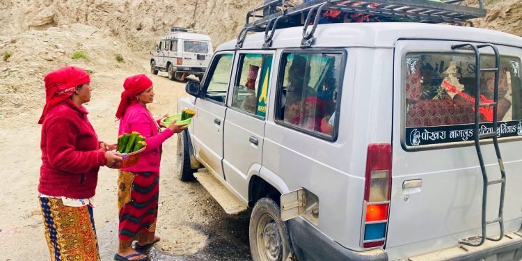 राजमार्गमा ऐँसेलु बेच्नेहरु‘