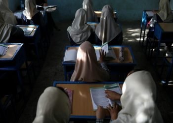 बालिकाद्वारा तालिबान सरकारलाई फेरि विद्यालय खोल्न आग्रह