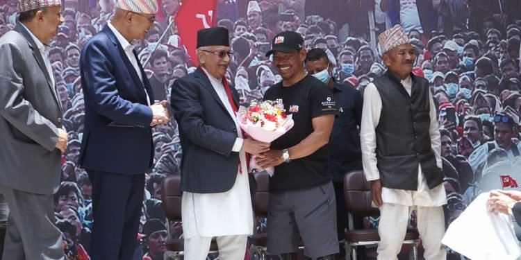 कीर्तिमानी सगरमाथा आरोही बुढामगरलाई एमालेको सम्मान