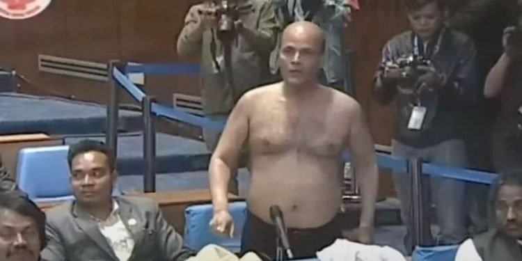 संसद बैठकमै लुगा खोले सांसद डा. अमरेशकुमार सिंहले