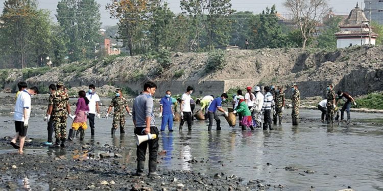वाग्मती नदी किनारमा फोहर फाल्नेलाई जरिवाना