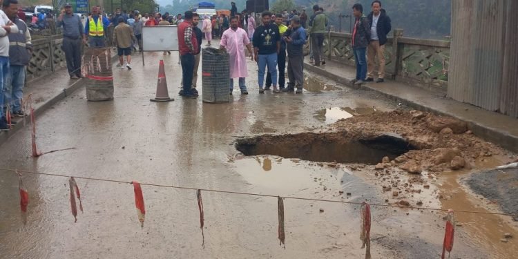 पुल भासिएपछि पृथ्वी राजमार्गमा सवारी आवागमन अवरुद्ध