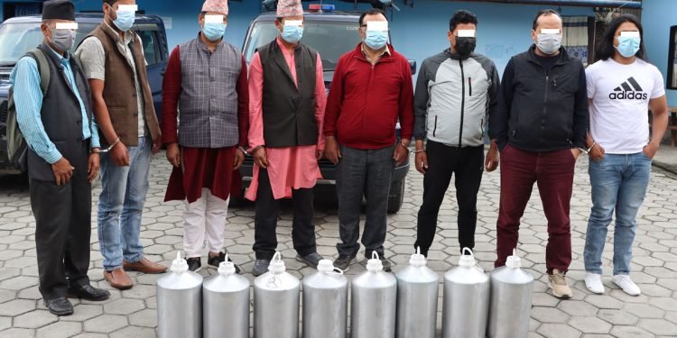 करिब २ करोडको रक्तचन्दनको तेलसहित ८ जना अवैध कारोबारी पक्राउ