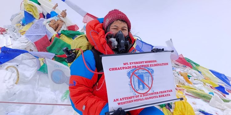 सगरमाथाको चुचुरोमा छाउपडी अन्त्यको सन्देश लैजाने आरोही