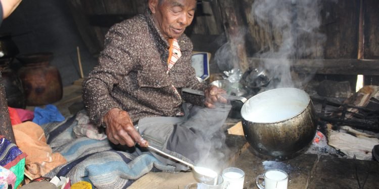 दुर्गमको गोठमै रमाएका नन्दप्रसाद