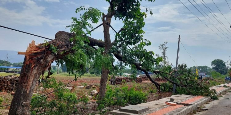 हावाहुरीले छानो भत्किँदा दुई मजदुर घाइते