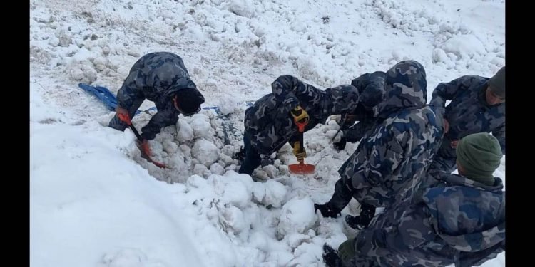 दार्चुलामा हिमपहिरो : भारतीय सडक प्रयोग गरी शव खलङ्गा ल्याइँदै, दुई अझै बेपत्ता