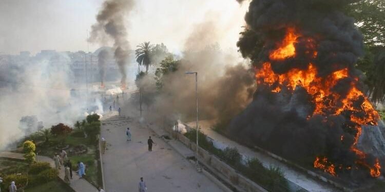 इमरान खान पक्राउपछि पाकिस्तानमा भड्कियो हिंसा, देशैभरी विद्यालय बन्द