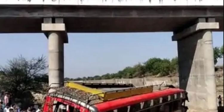 भारतको मध्य प्रदेशमा पुलबाट बस खस्दा १५ जनाको मृत्यु, २५ घाइते
