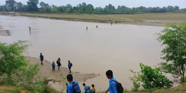 खोला नतरे स्कुल जान पाइँदैन