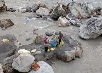 महाकालीमा बालुवा छान्नेको पीडाः ‘बालुवा नछाने भोकै बस्नुपर्छ’