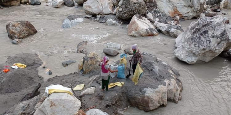 महाकालीमा बालुवा छान्नेको पीडाः ‘बालुवा नछाने भोकै बस्नुपर्छ’