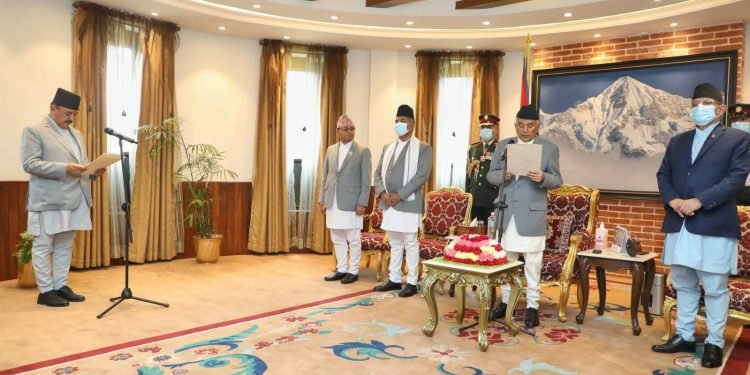 नवनियुक्त मन्त्री आचार्यद्वारा शपथ