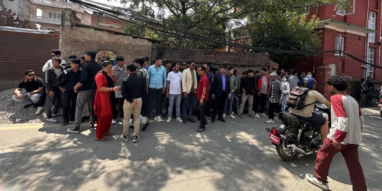 देउवा निवासमा नेविसंघ अध्यक्षविरुद्ध नाराबाजी