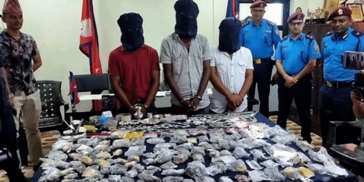 ३५ किलो चाँदीसहित तीन जना पक्राउ