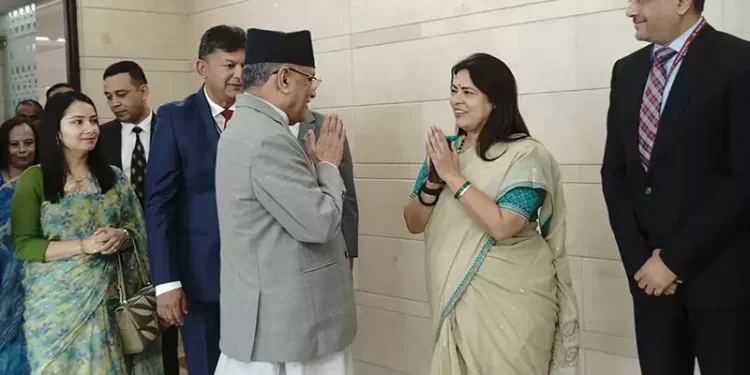 प्रधानमन्त्री प्रचण्ड नयाँ दिल्लीमा, राज्यमन्त्री लेखीले गरिन् स्वागत