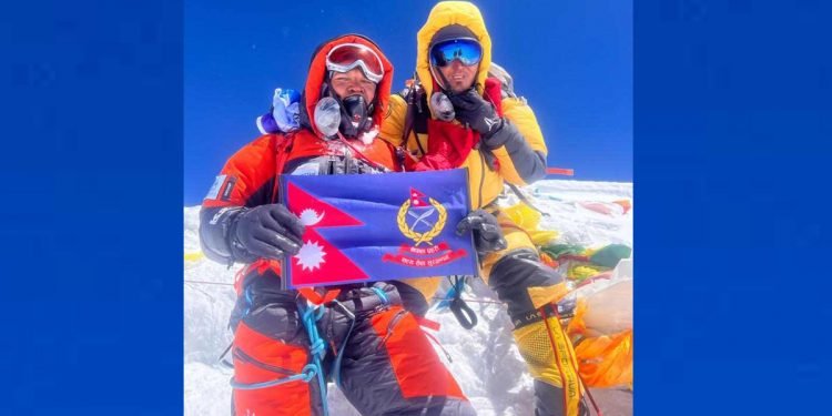 सर्वोच्च शिखरमा फहरायो नेपाल प्रहरीको झण्डा