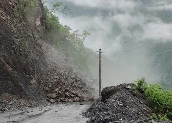 अझै रोकिएन नारायणगढ–मुग्लिन सडक खण्डमा पहिरो, यातायात अवरुद्ध