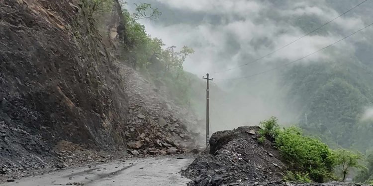 अझै रोकिएन नारायणगढ–मुग्लिन सडक खण्डमा पहिरो, यातायात अवरुद्ध