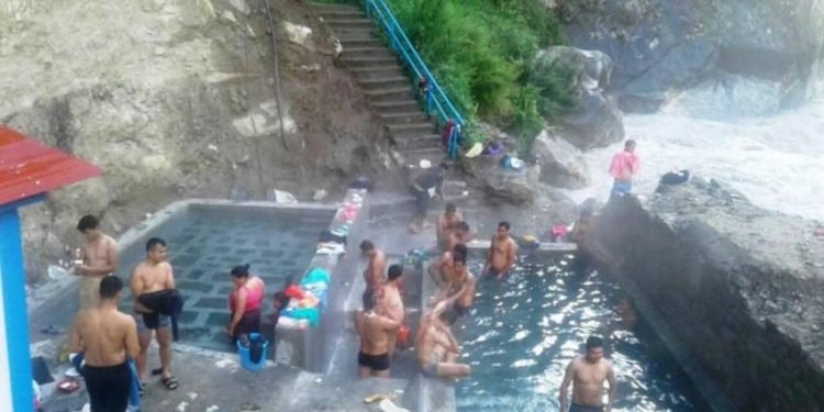 तातोपानी कुण्डलाई सुन्दर बनाईदै