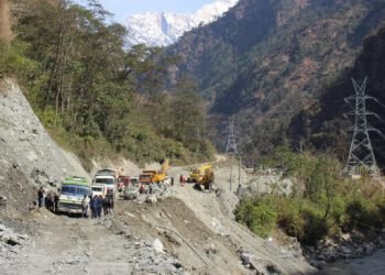 पहिरोका कारण मालढुङ्गा–बेनी सडक अवरुद्ध