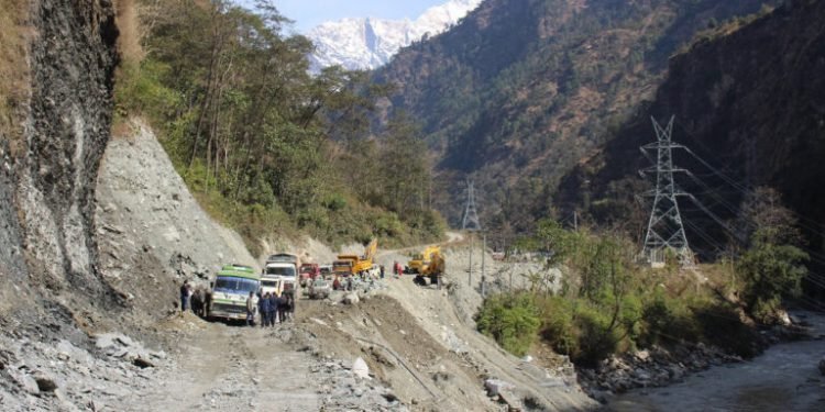 पहिरोका कारण मालढुङ्गा–बेनी सडक अवरुद्ध