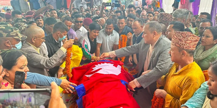 धनगढीमा मन्त्री सिंहको पार्थिव शरीरमाथि मुख्यमन्त्रीसहितका नेताहरुले गरे श्रद्धाञ्जली अर्पण