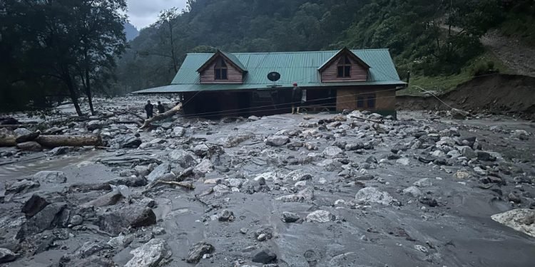 ताप्लेजुङमा काबेली नदीको बाढीले मोटरेबल पुल र घर बगायो