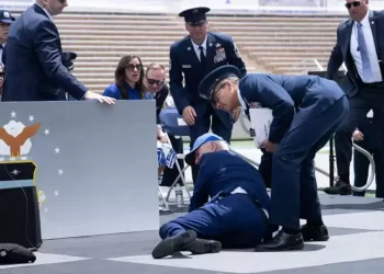 जो बाइडेन कोलोराडोमा एयर फोर्स एकेडेमी कार्यक्रममा ढले