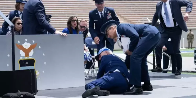 जो बाइडेन कोलोराडोमा एयर फोर्स एकेडेमी कार्यक्रममा ढले