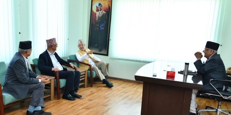 ओलीलाई भेट्न च्यासल पुगे वामदेव गौतम