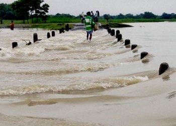 बर्खामा कमला नदीको दुःख, ३ मिनेटको बाटो डेढ घण्टा हिंड्न बाध्य