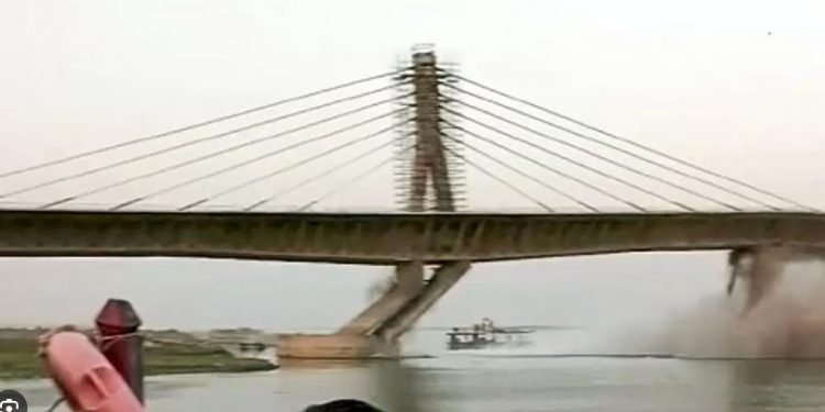 बिहारमा गंगा नदीमा निमार्णधिन चार लेनको पुल भाँच्चियो