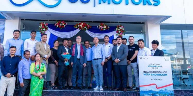 पोखरामा  सीजीमोटर्स नेटा शोरुम उद्घाटनसाथै पहिलो इभि ट्याक्सीर माइक्रोबस हस्तान्तरण