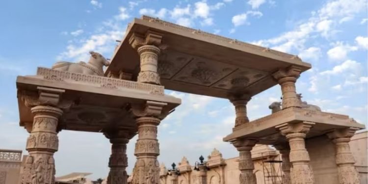 प्रधानमन्त्री प्रचण्ड पुग्नुअघि महाकालेश्वर मूल प्रवेशद्वार नै भत्कियो