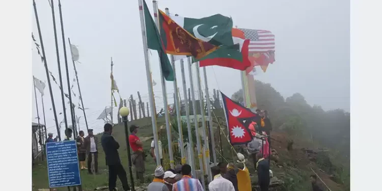 ध्वजे डाँडामा २२ देशको झण्डा